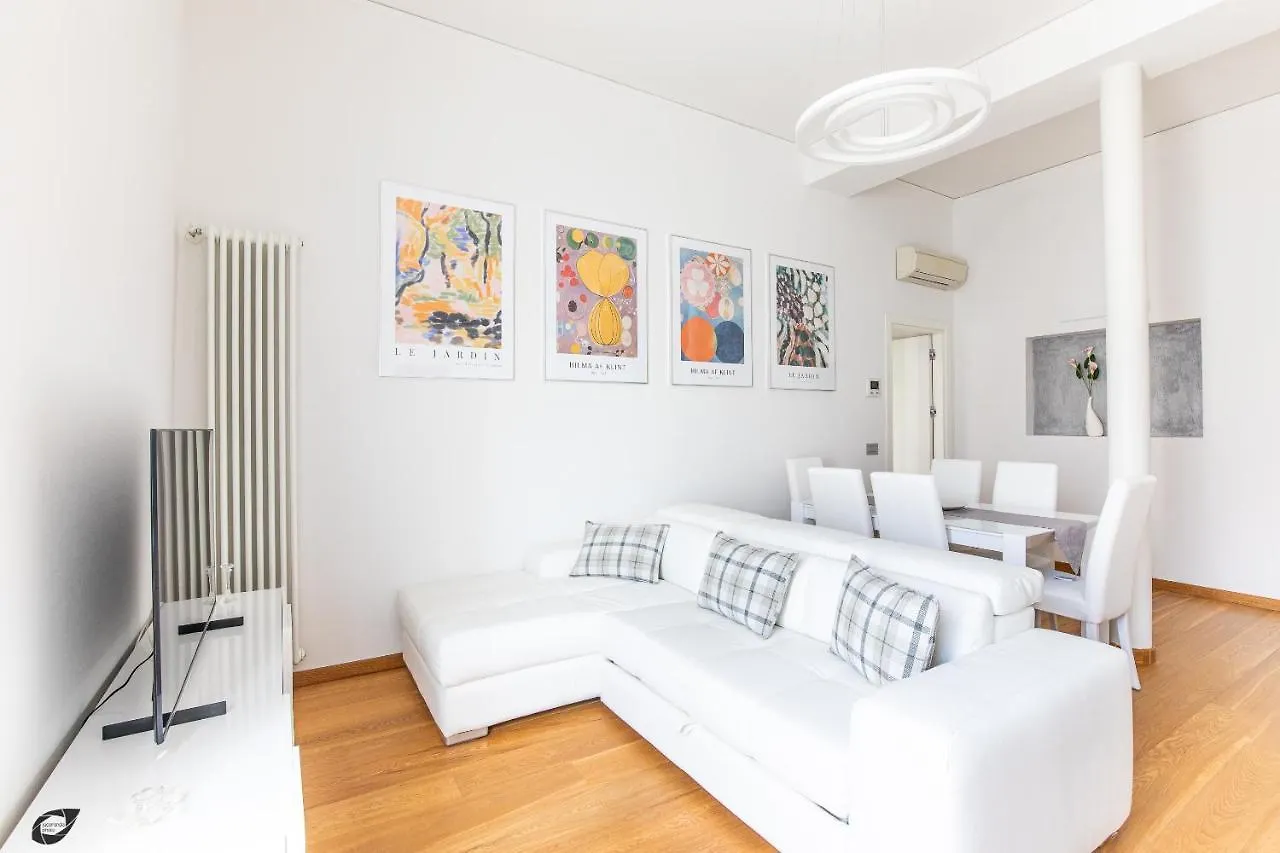 Elena House Apartments فياريجيو